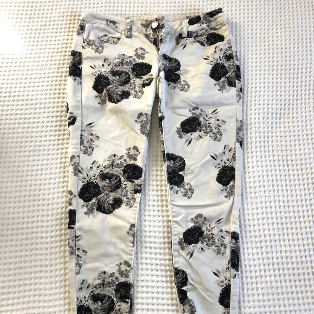 American Eagle size 6 floral skinny jeans